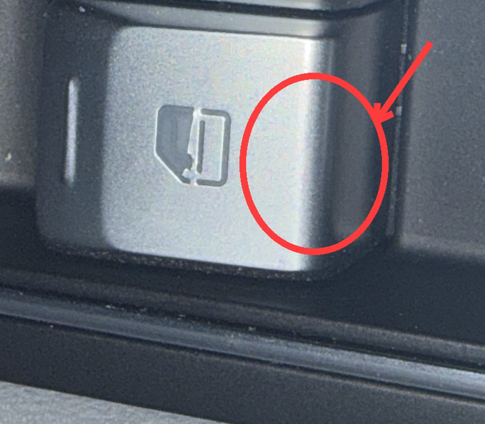 Primer plano del botón del alzavidrios del BAIC BJ30