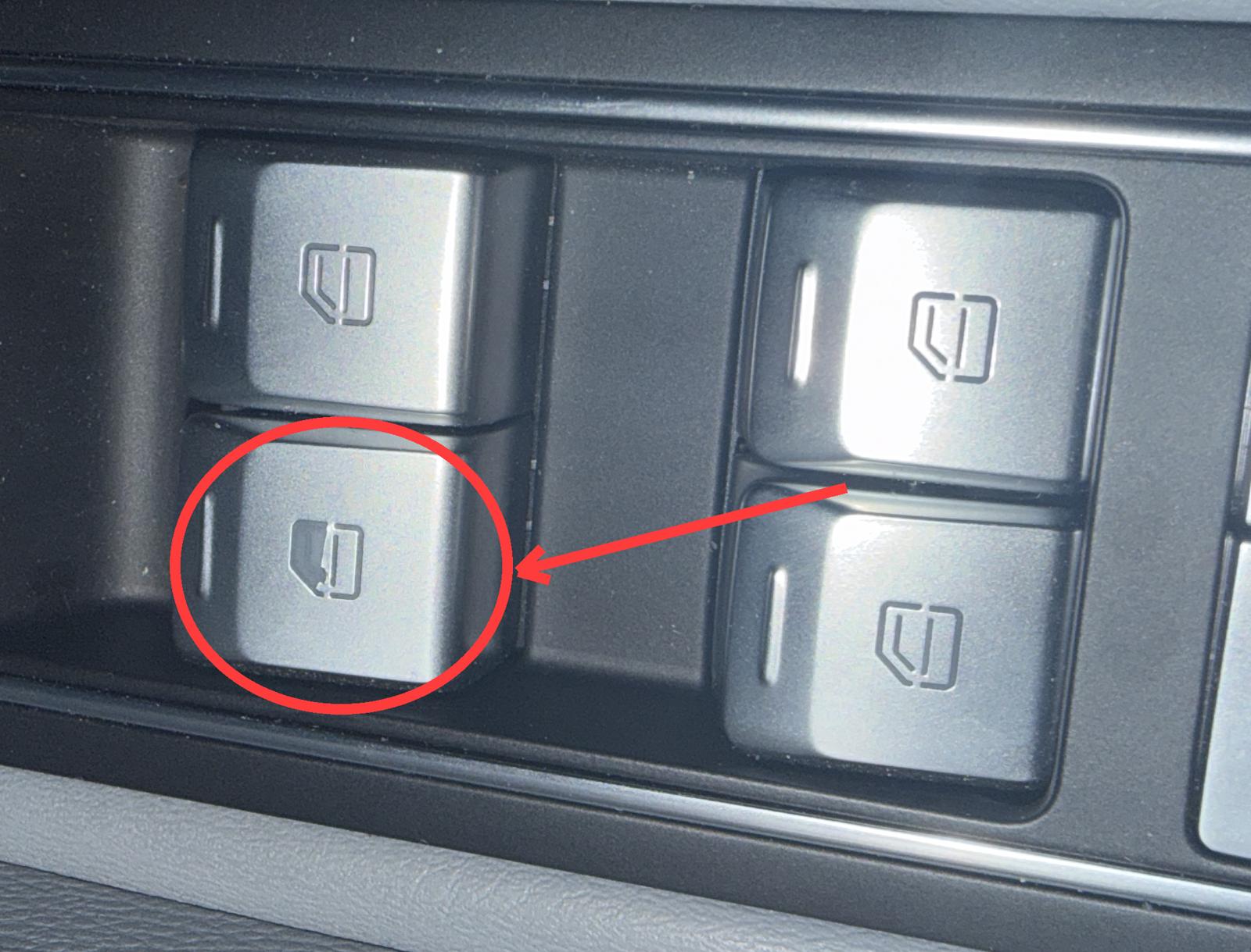 Botón del alzavidrios de un BAIC BJ30 con la pintura saltada, señalado